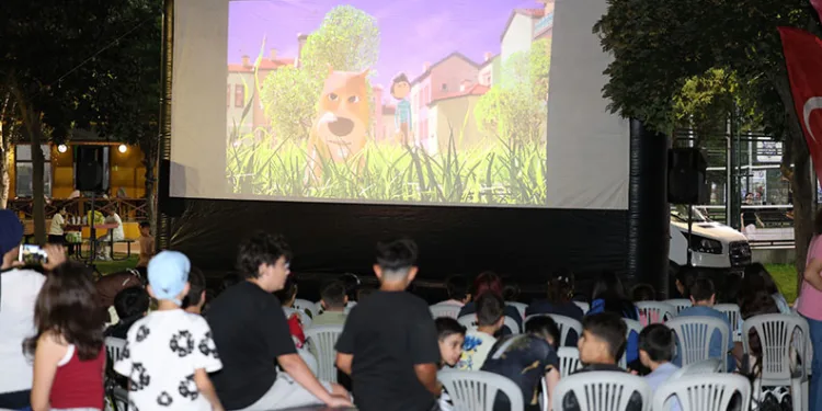 Soğukkuyu Parkı’nda Çocukların Sinema Keyfi