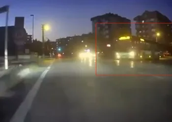 Kırmızı ışıkta geçen otobüs şoförünün ehliyetine el konuldu