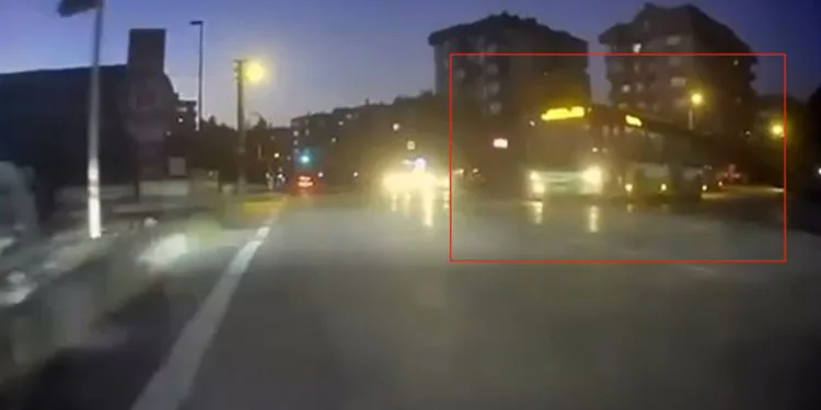 Kırmızı ışıkta geçen otobüs şoförünün ehliyetine el konuldu