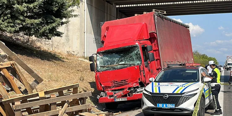 Emniyet şeridinde feci ölüm: Arızalanan kamyonetin altında can verdi