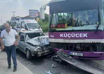 Sakarya’da halk otobüsü ile otomobil çarpıştı: 6 yaralı