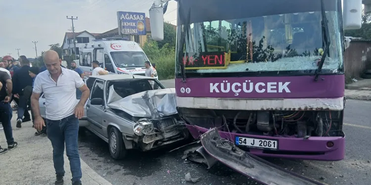 Sakarya’da halk otobüsü ile otomobil çarpıştı: 6 yaralı