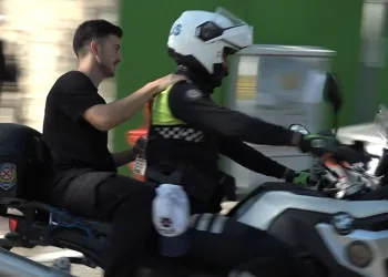 Kimliğini unutan genç için anne ve polis seferber oldu