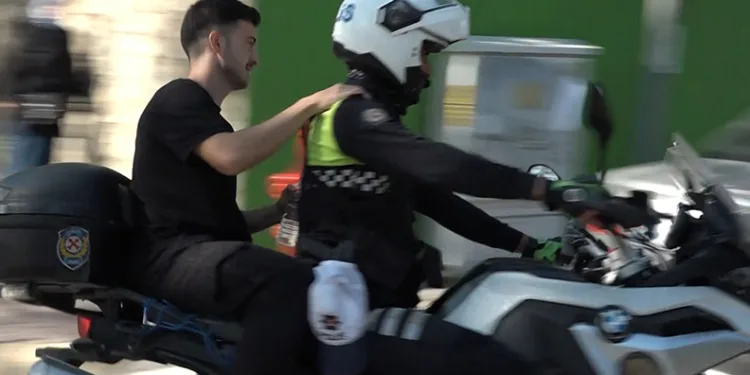 Kimliğini unutan genç için anne ve polis seferber oldu
