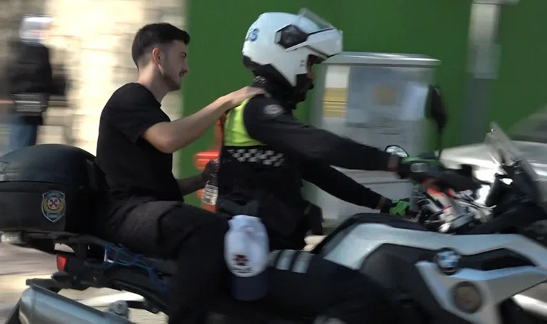 Kimliğini unutan genç için anne ve polis seferber oldu