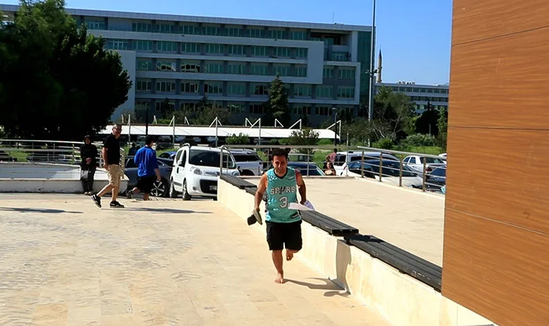 Kan ter içinde geldiği sınavı saniyelerle kaçırdı