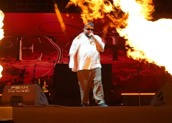 Afra ve Eypio’nun sahne aldığı festivalin ilk gecesinde binlerce vatandaş Göl Kıyısı Festival Alanı’nı doldurdu