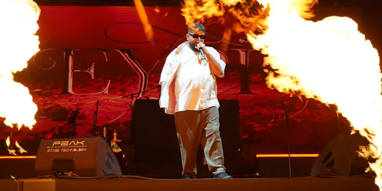Afra ve Eypio’nun sahne aldığı festivalin ilk gecesinde binlerce vatandaş Göl Kıyısı Festival Alanı’nı doldurdu