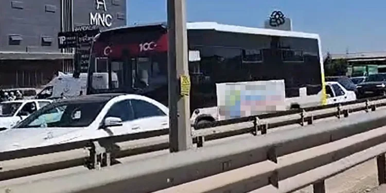 Bursa’da 2 otobüs ile 3 otomobil çarpıştı: 7 yaşındaki çocuk yaralandı