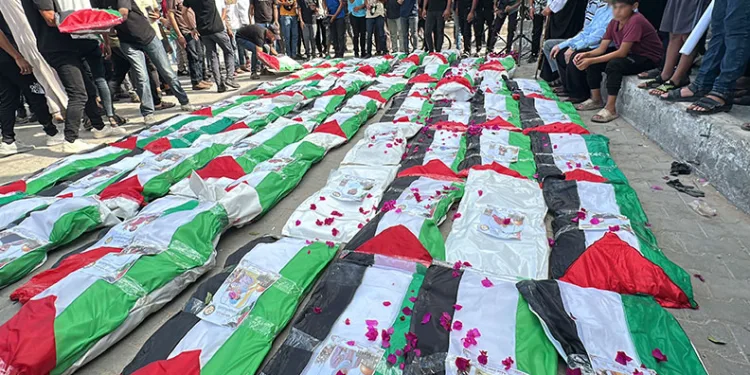 Gazze’de enkaz altından çıkarılan 100 Filistinli için cenaze töreni