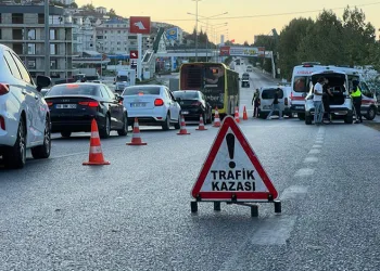 Otomobilin çarptığı genç motosiklet sürücüsü yola savruldu