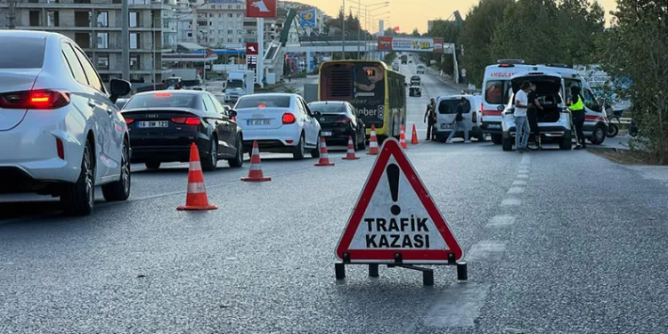 Otomobilin çarptığı genç motosiklet sürücüsü yola savruldu