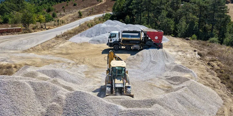 Büyükşehir, 3 ilçede 50 kilometrelik yolu yeniledi