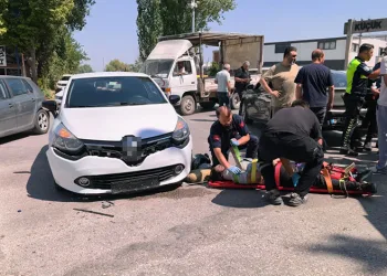 İki otomobil ile çarpışan motosiklet sürücüsü yaralandı