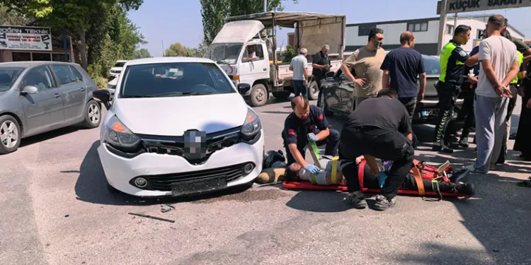 İki otomobil ile çarpışan motosiklet sürücüsü yaralandı