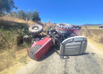 Manisa’da traktör devrildi: 3 yaralı