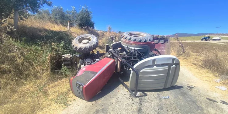Manisa’da traktör devrildi: 3 yaralı
