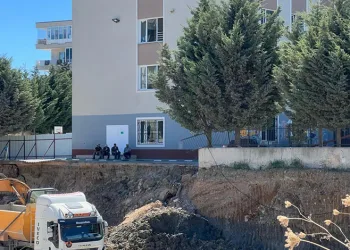 Okullar açılmadan faciadan dönüldü: İlkokulun bahçesi çöktü
