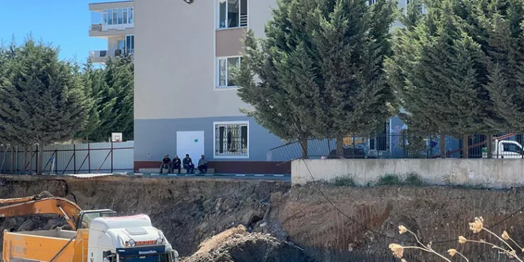 Okullar açılmadan faciadan dönüldü: İlkokulun bahçesi çöktü