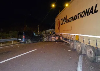 Bursa’da TIR ile otomobil çarpıştı: 1 ölü, 7 yaralı