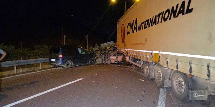 Bursa’da TIR ile otomobil çarpıştı: 1 ölü, 7 yaralı