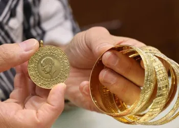 Öz annesinin altınlarını ve 20 bin lirasını çaldı
