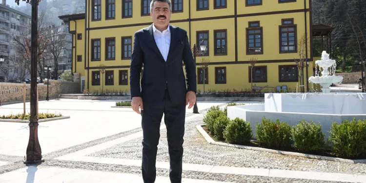 Düşünce ve sanatın yeni adresi alev alatlı