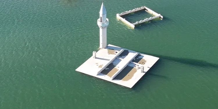 Kars’ta sular çekildi, eski köy ortaya çıktı