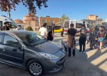 Araca çarpmamak için manevra yapan motosikletteki 2 genç yaralandı