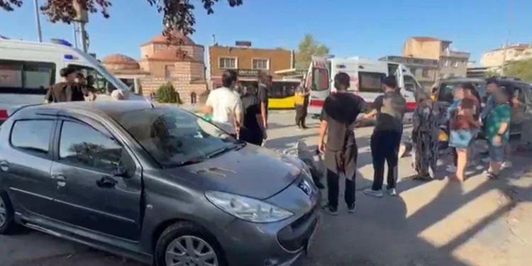 Araca çarpmamak için manevra yapan motosikletteki 2 genç yaralandı