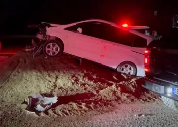 Bursa’da kontrolden çıkan otomobil kum rampada asılı kaldı
