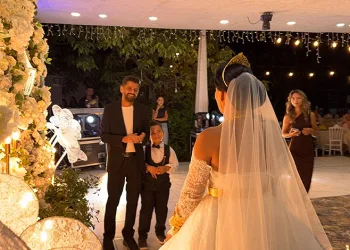 10 yıllık evlilikte sürpriz: Yeniden gelinlik giyip nikah tazeledi