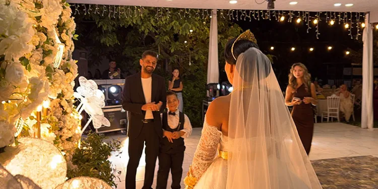 10 yıllık evlilikte sürpriz: Yeniden gelinlik giyip nikah tazeledi