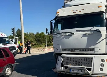 Burdur’da hafif ticari araç ile kamyon çarpıştı: 4 yaralı