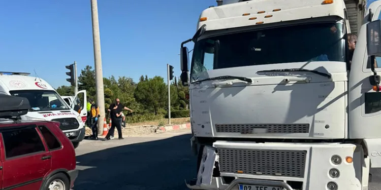 Burdur’da hafif ticari araç ile kamyon çarpıştı: 4 yaralı