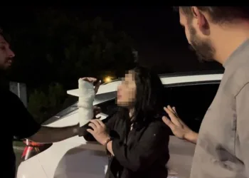 “Sanatçıyım ben” dedi gazetecilere tükürdü, polise saldırdı