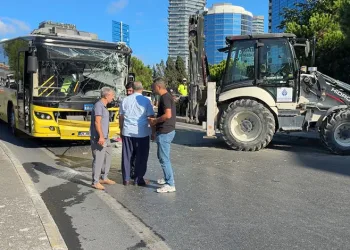 İETT otobüsüyle iş makinesi çarpıştı:1’i ağır 5 yaralı