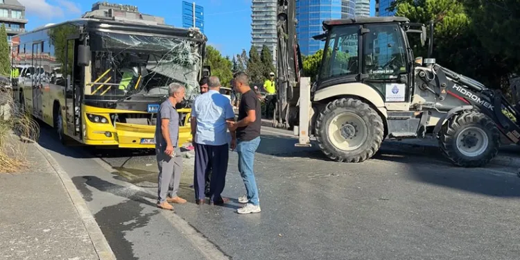 İETT otobüsüyle iş makinesi çarpıştı:1’i ağır 5 yaralı