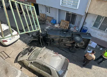 Pikap 5 metreden sokağa uçtu: 2 yaralı