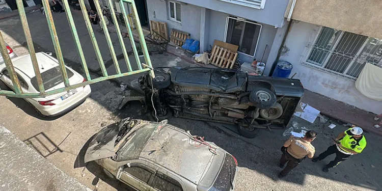 Pikap 5 metreden sokağa uçtu: 2 yaralı
