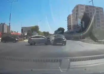 Kırmızı ışık ihlali kaza getirdi: 3 yaralı