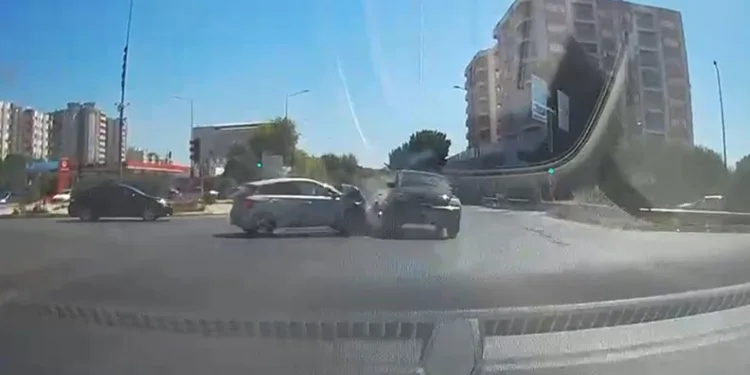 Kırmızı ışık ihlali kaza getirdi: 3 yaralı