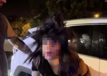 Polise direnen, gazeteciye tüküren alkollü kadın tutuklandı