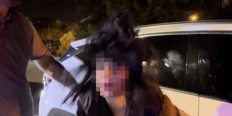Polise direnen, gazeteciye tüküren alkollü kadın tutuklandı