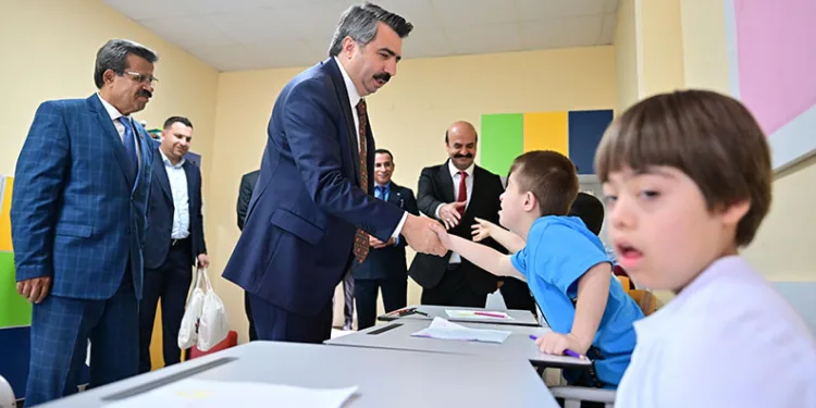 Oktay Yılmaz, özel öğrencilerin heyecanına ortak oldu