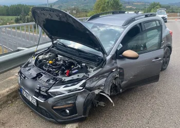 Bursa’da kontrolden çıkan araç bariyerlere çarptı: 2 yaralı