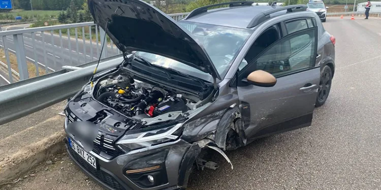 Bursa’da kontrolden çıkan araç bariyerlere çarptı: 2 yaralı