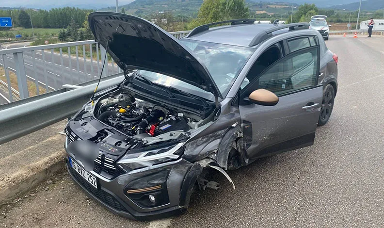 Bursa’da kontrolden çıkan araç bariyerlere çarptı: 2 yaralı