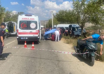 Alaşehir’de işçi minibüsü ağaca çarptı: 14 yaralı