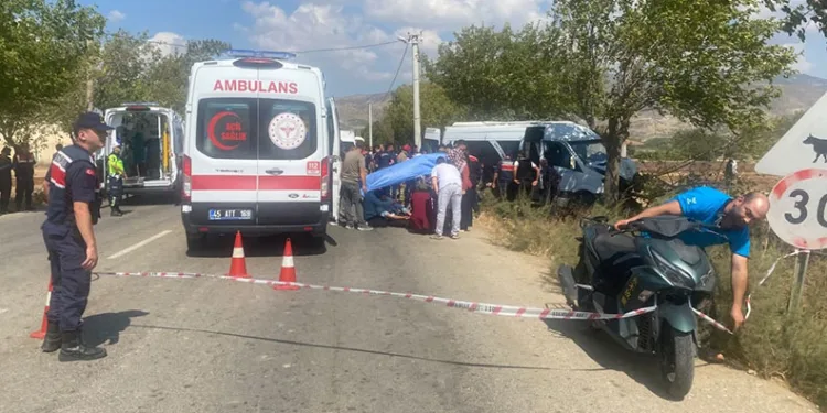 Alaşehir’de işçi minibüsü ağaca çarptı: 14 yaralı